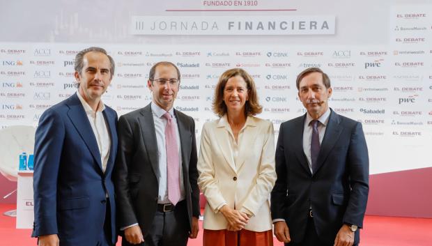 Alfonso Tolcheff, consejero delegado de ING; Pablo Martínez-Pina, socio responsable de sector financiero de PwC; Alejandra Kindelán, presidenta de la AEB; y Enrique Serra, consejero delegado de CBNK