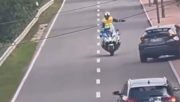 Después de detenerlos les indica que se echen a un lado con una sola mano