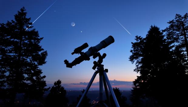 Telescopio astronómico para observar estrellas, planetas, la Luna y otros objetos celestes
