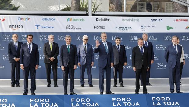 Fotografía de familiaEl rey Felipe VI (c, delante), el presidente de la Xunta de Galicia, Alfonso Rueda (2i), el expresidente mexicano Ernesto Zedillo Ponce de León (c, detrás), el expresidente del Gobierno español Mariano Rajoy (d), y el ministro de Transportes y Movilidad Sostenible, Óscar Puente (i, detrás), entre otros, posan durante el acto de inauguración del séptimo Foro La Toja-Vínculo Atlántico este jueves en O Grove (Pontevedra) que analizará el plan de paz para Gaza. EFE/ Lavandeira Jr.