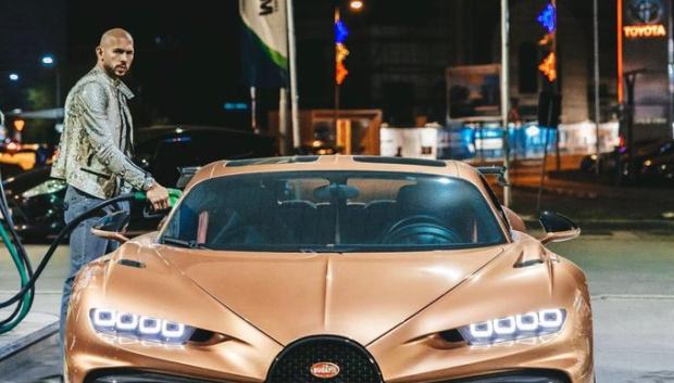 La foto en la que Andrew Tate le muestra su Bugatti de 16 cilindros a Greta