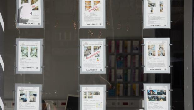Anuncios de pisos en venta en una inmobiliaria