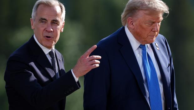 Donald Trump junto al primer ministro canadiense, Mark Carney