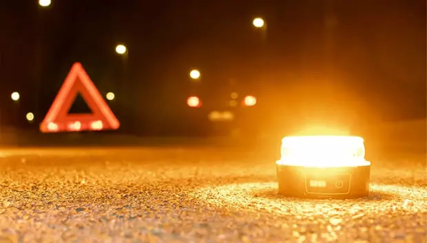 Muchos conductores no tienen claro que la luz V16 sea mejor que los triángulos