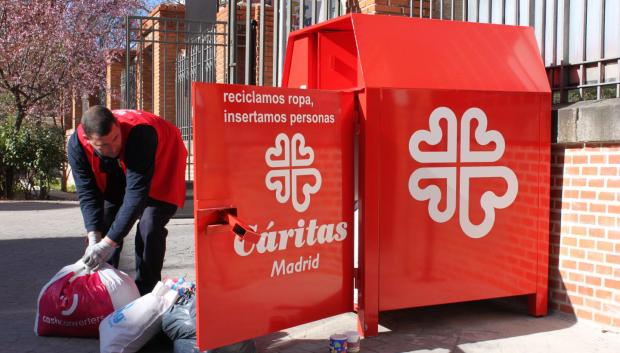 Contenedor de ropa usada de Cáritas en la Comunidad de Madrid