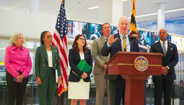 Fotografía cedida por la oficina la congresista demócrata de Maryland, Sarah Elfreth, donde aparece hablando el senador Chris Van Hollen (i), durante una rueda de prensa este miércoles, en el Aeropuerto Internacional Baltimore, en Washington (EE.UU). El cierre del Gobierno federal amenaza con incrementar los retrasos y cancelaciones de vuelos en los principales aeropuertos de EE.UU. a los niveles de 2019, cuando la falta de controladores aéreos paralizó las actividades de aeródromos del país, advirtieron congresistas demócratas