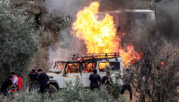 Los colones israelíes incendian vehículos de palestinos en Cisjordania durante la cosecha de la aceituna