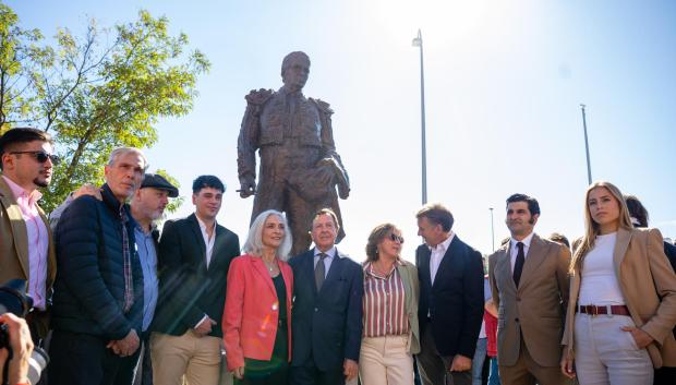 Inauguración del monumento a Antoñete, con su viuda Karolina Bocos (5i) y Morante de la Puebla entre los asistentes