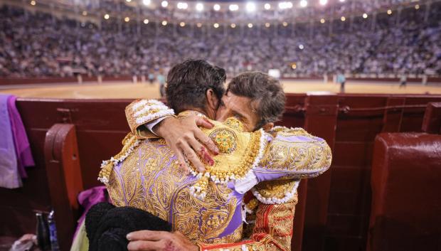 Morante de la Puebla y Fernando Robleño se abrazan este domingo en Las Ventas, en el día de su retirada