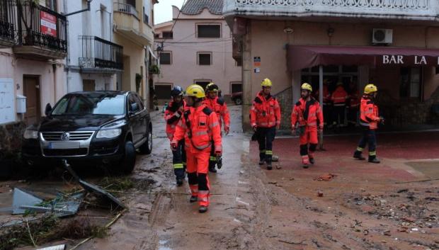 Agentes de los Bomberos en Godall, ayudando en la recuperación tras las inundaciones