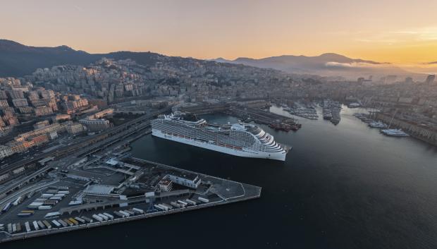 Barco de MSC Cruceros en el puerto de Génova.