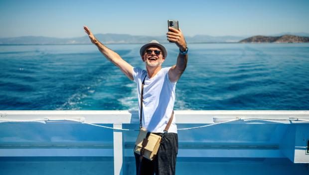 Crucerista haciéndose un selfi.