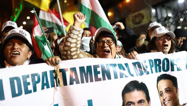 Supporters of Bolivia's presidential candidate for the Christian Democratic Party (PDC), Rodrigo Paz, celebrate after learning the results of the run-off presidential election in La Paz, on October 19, 2025. Bolivians on Sunday elected pro-business center-right senator Paz as their new president, ending two decades of socialist rule that have left the South American nation deep in economic crisis. (Photo by Lucas AGUAYO / AFP)