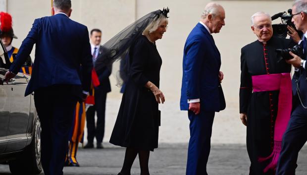 Carlos y Camila en el Vaticano