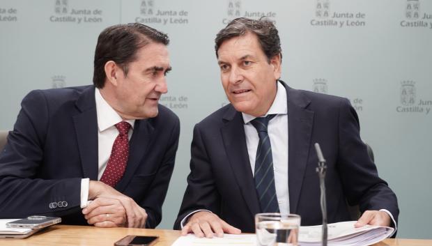 El consejero de Economía y Hacienda y portavoz, Carlos Fernández Carriedo, y los consejeros de la Presidencia, Luis Miguel González Gago, y de Medio Ambiente, Vivienda y Ordenación del Territorio, Juan Carlos Suárez-Quiñones, comparecen en rueda de prensa posterior al Consejo de Gobierno.