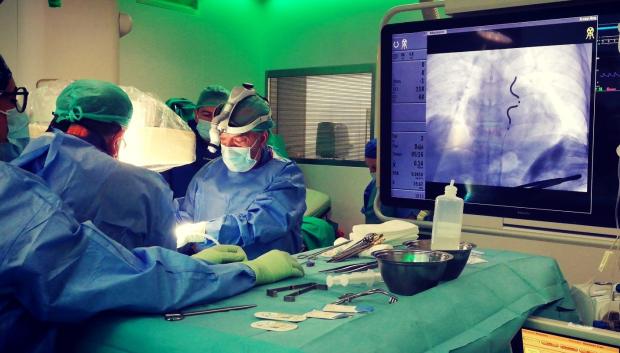 El doctor Jaime Casares en plena intervención