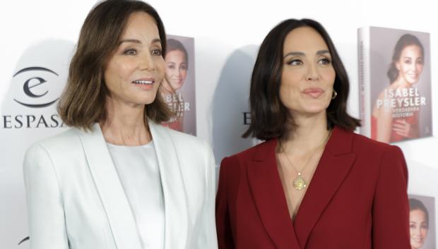 Isabel Preysler y Tamara Falcó durante la presentación del libro 'Mi verdadera historia' en Madrid