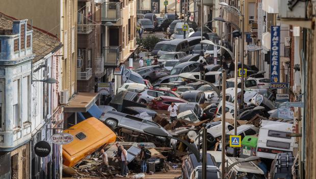 SEDAVÍ (VALENCIA), 29/11/2024.- Vista de la calle en Sedaví que amanecía abarrotada de vehículos arrastrados por la corriente un día después de la DANA, el pasado 30 de octubre de 2024. EFE/ Biel Aliño