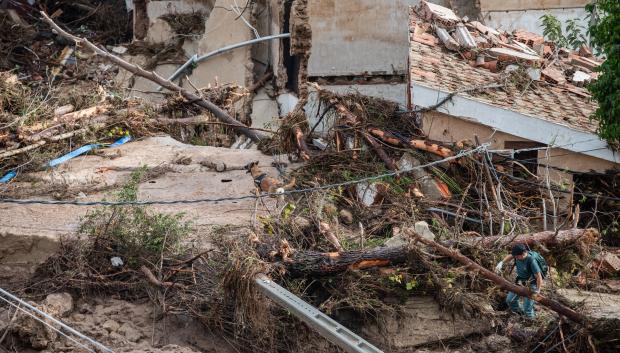 (Foto de ARCHIVO)
Un agente de la Guardia Civil trabaja en una zona afectada, a 30 de octubre de 2024, en Letur, Albacete, Castilla-La Mancha (España). Un total de 133 efectivos de diferentes grupos de emergencia trabajan en la localidad albaceteña de Letur, devastada tras fuertes lluvias. Al menos seis personas se encuentran desaparecidas como consecuencia de la DANA.

Víctor Fernández / Europa Press
30 OCTUBRE 2024;EFECTIVOS;DESAPARECIDOS;DANA;DESASTRE;NATURAL;LLUVIA;PRECIPITACIONES
30/10/2024