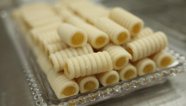 Una bandeja de huesos de santos en la Pastelería Parelli