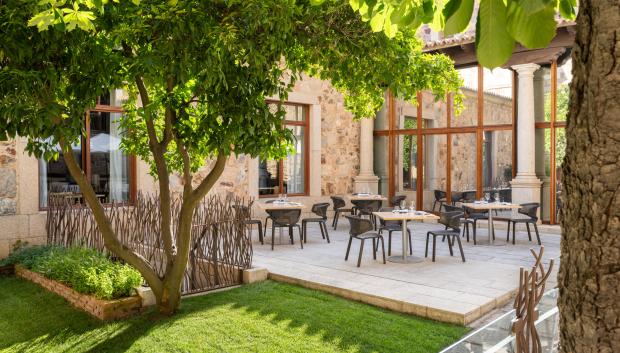 Mesas exteriores del restaurante del Parador.