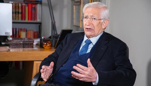 Óscar Alzaga, en un momento de la entrevista