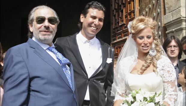 BODA DE JESUS PAULA MU¿OZ Y SANDRA CANICOVA
EN LA FOTO JUNTO AL TORERO RAFAEL DE PAULA 
Carmen Trabado / ©KORPA
07/10/2007 
SEVILLA *** Local Caption *** WEEDING TO JESUS PAULA MU¿OZ Y SANDRA CANICOVA
PICTURED: RAFAEL DE PAULA, JESUS PAULA MU¿OZ AND SANDRA CANICOVA