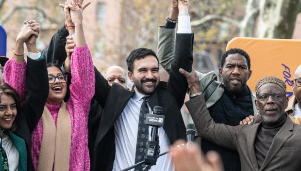NEW YORK, NEW YORK - NOVEMBER 1: Democratic New York City mayoral candidate Zohran Mamdani (C) raises his hands during a campaign event with New York City elected officials on November 1, 2025 in the Queens borough of New York City. With only days left in the race for New York City's next mayor, Mamdani remains the front runner against Independent candidate, former New York Gov. Andrew Cuomo and Republican candidate Curtis Sliwa.   Stephanie Keith/Getty Images/AFP (Photo by STEPHANIE KEITH / GETTY IMAGES NORTH AMERICA / Getty Images via AFP)