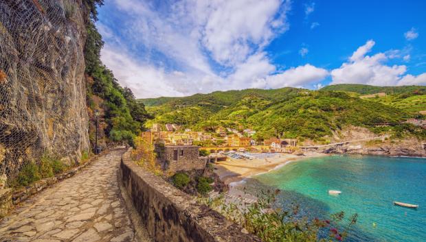 El Sentiero Azzurro con el pueblo de Monterosso al Mare al fondo.