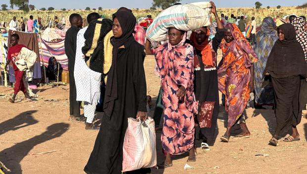 Sudaneses desplazados que huyeron de El-Fasher tras la caída de la ciudad en manos de las Fuerzas de Apoyo Rápido (FAR), llegan a la ciudad de Tawila, en la región occidental de Darfur, en Sud