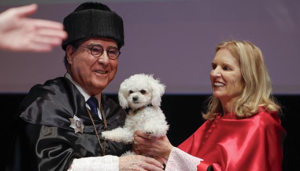 Kerry Kennedy con su perrito
