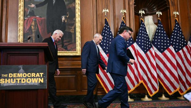 El coordinador de la mayoría republicana en la Cámara de Representantes, Tom Emmer (republicano por Minnesota), el líder de la mayoría republicana en la Cámara, Steve Scalise (republicano por Luisiana), y el presidente de la Cámara de Representantes, Mike Johnson (republicano por Luisiana)