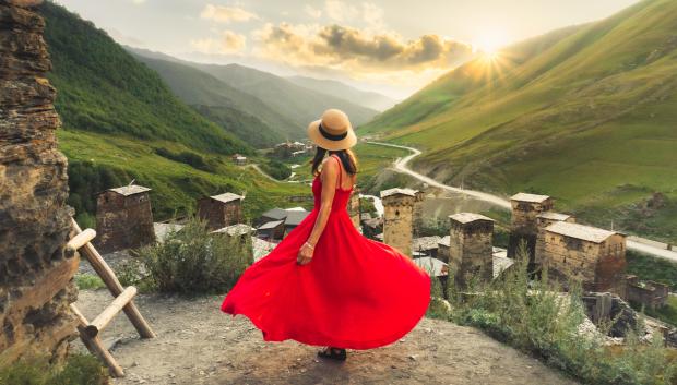 Turista en verano frente a las torres medievales de Ushguli.