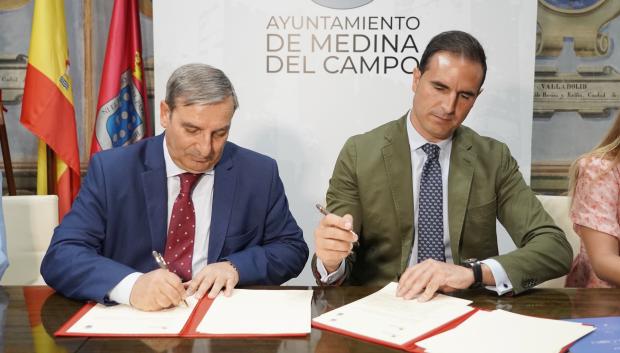 El consejero de Movilidad y Transformación Digital, José Luis Sanz Merino, firma junto al alcalde de Medina del Campo, Guzmán Gómez Alonso, el protocolo para el impulso de las infraestructuras de transporte y logística en la localidad.