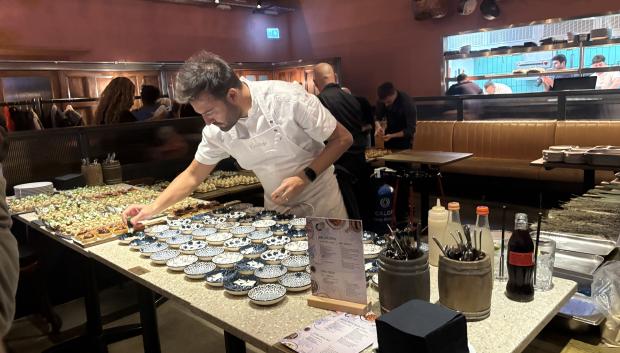 Imagen de Pablo Montoro elaborando uno de sus platos estrella