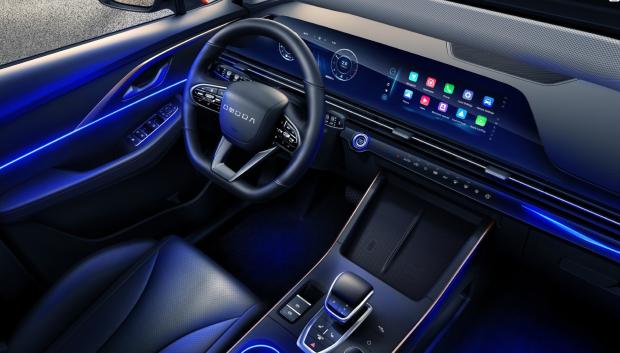 Interior de buen tamaño y muy funcional, con doble pantalla