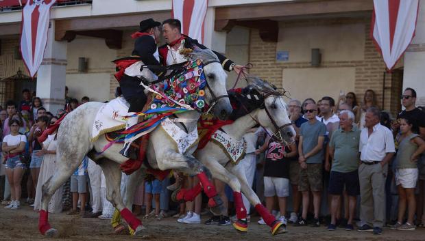 Participantes en las carreras de caballos enjaezados