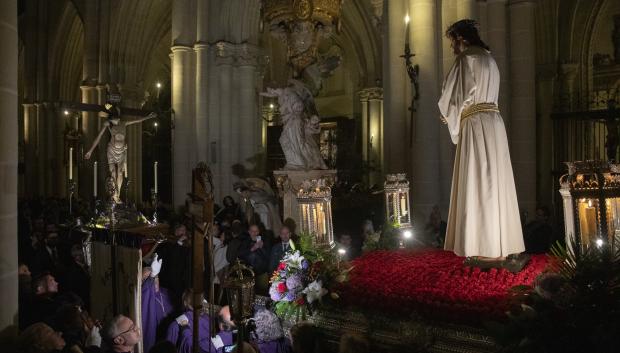 (Foto de ARCHIVO)
Paso del Cristo Nazareno Cautivo durante la procesión de la Cofradía del Cristo Nazareno Cautivo en el Lunes Santo, a 14 de abril de 2025, en Toledo, Castilla-La Mancha (España). La imagen de Cristo Nazareno Cautivo, es una talla de madera, de  tamaño natural, obra del imaginero Antonio Martínez Rodríguez. Procesionó por primera vez en la Semana Santa de 2010 con más de 150 cofrades. La imagen sale en la noche del Lunes Santo desde la Puerta Llana de la Santa Iglesia Catedral Primada portada a hombros por 36 cofrades de ambos sexos.

Juanma Jiménez / Europa Press
14/4/2025