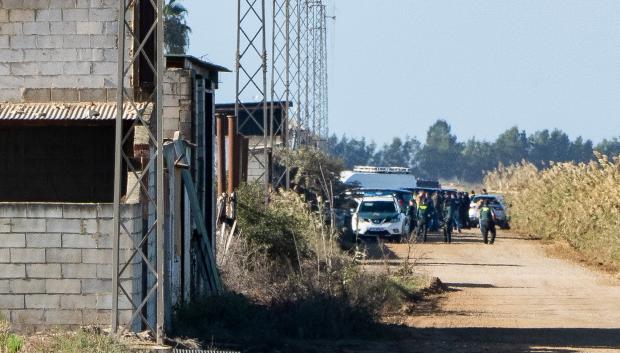 En torno a las 7.00 de la mañana la Policía Nacional ha rodeado la citada nave, situado en el Camino de Toruño, entre Isla Mayor y Aznalcázar, unas instalaciones de las que inicialmente se informó de que se usaban como "guardería de droga"