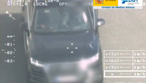 Cuando descubre el helicóptero el conductor se pone el cinturón