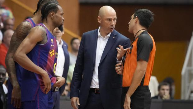 El ya exentrenador del Barça, Joan Peñarroya, durante el partido de Liga Endesa disputado este domingo en el pabellón Fontajau de Girona. EFE/David Borrat