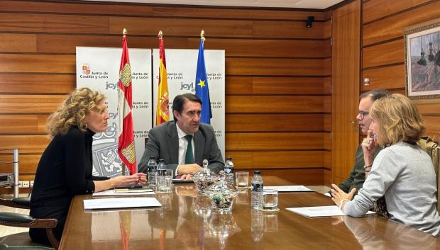 El consejero de Medio Ambiente, Vivienda y Ordenación del Territorio, Juan Carlos Suárez-Quiñones, la directora general de Vivienda, Arquitectura, Ordenación del Territorio y Urbanismo, María Pardo,  con representantes vecinales  de  Arroyovereda

REMITIDA / HANDOUT por JUNTA DE CYL
Fotografía remitida a medios de comunicación exclusivamente para ilustrar la noticia a la que hace referencia la imagen, y citando la procedencia de la imagen en la firma
09/11/2025