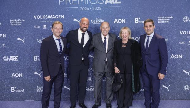 El presidente de la Asociación de Futbolistas Españoles (AFE), David Aganzo (d), y el ex futbolista y secretario general de la AFE Diego Rivas (i) posan junto al ex portero y entrenador de fútbol Pepe Reina (2i) durante la gala de entrega de la IV edición de los Premios AFE