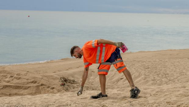 Durante su jornada laboral, Enric se dedica a limpiar el paseo marítimo de Pineda de Mar y a mantener la playa libre de basura