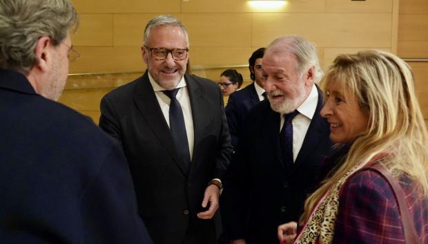 El exministro del Interior y presidente de la Fundación NEOS, Jaime Mayor Oreja, presenta el informe ‘España en el abismo’, en un acto al que acude el presidente de las Cortes de Castilla y León, Carlos Pollán.