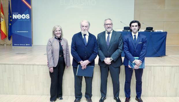 El exministro del Interior y presidente de la Fundación NEOS, Jaime Mayor Oreja, presenta el informe ‘España en el abismo’, en un acto al que acude el presidente de las Cortes de Castilla y León, Carlos Pollán.