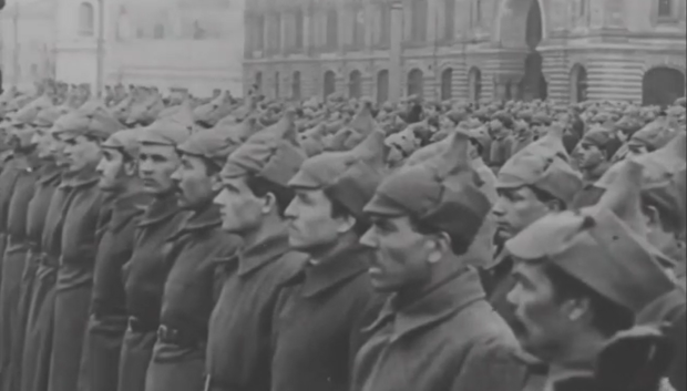 Soldados forman durante el motín de Kronstadt