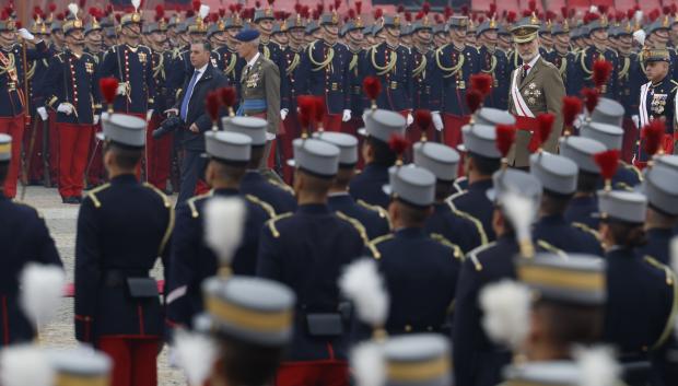 ZARAGOZA, 15/11/2025.- El rey Felipe VI ha participado este sábado en el 40 aniversario de la jura de bandera de la XLV promoción de la Academia General Militar, en Zaragoza. EFE/Javier Cebollada