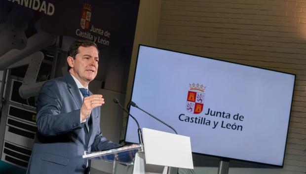 El presidente de la Junta, Alfonso Fernández Mañueco, durante la I Jornada Castilla y León a la vanguardia de la innovación en la cirugía robótica, en Palencia