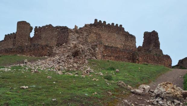 Piedras de la torre derruida en el castillo de Almonacid de Toledo